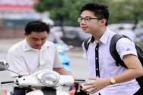 Hàng loạt HS thi vào lớp 10 không được vào thi vì... quần