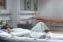 Bé gái bị mẹ tưới xăng thiêu sống: Khó giữ được các ngón tay