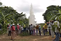 Người dân đổ xô đi xem giếng nước 'lạ' phun cao 20 mét