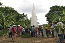 Người dân đổ xô đi xem giếng nước 'lạ' phun cao 20 mét