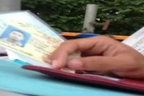 Vụ CSGT ném giấy tờ của dân: Chủ clip nhận cuộc gọi lạ