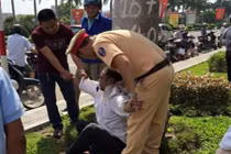 Bị bắt, người đàn ông cướp xe của CSGT bỏ chạy