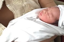 Lộ hình ảnh con trai mới sinh của Tùng Dương