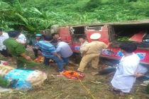 Nóng: Xe giường nằm chở gần 50 người lao xuống vực ở Quảng Nam