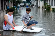 Hẻm ở Sài Gòn 20 giờ chìm trong nước bẩn sau bão