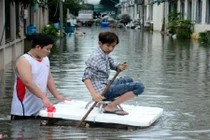 Hẻm ở Sài Gòn 20 giờ chìm trong nước bẩn sau bão