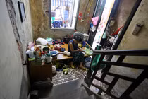 Cuộc sống bên trong những ngôi biệt thự “dọa sập” tại Hà Nội