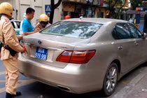 Tạm giữ xe Lexus biển xanh 80A-919.99 nghi biển giả