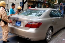 Tạm giữ xe Lexus biển xanh 80A-919.99 nghi biển giả
