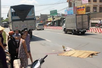 Vợ đau đớn nhặt thi thể chồng sau tai nạn ở QL51