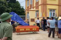 Mang quan tài đến ủy ban xã kiện vì đống đất làm chết người