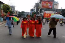 Người dân tha thướt tà áo dài đi xem diễu binh Quốc khánh 2/9