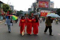 Người dân tha thướt tà áo dài đi xem diễu binh Quốc khánh 2/9