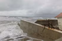 Quảng Nam: Nhiều đoạn bờ kè cửa biển đã bị sóng đánh sập