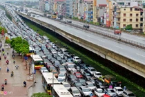 Một loạt tuyến đường ở Hà Nội bị ùn tắc kéo dài hàng km
