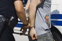 Gã trai bị truy nã vì làm cả vợ lẫn bồ nhí mang bầu