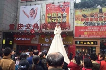 Thiếu nữ hóa người khổng lồ gây xôn xao dân mạng