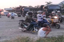 Xe giường nằm lật giữa đường khiến nhiều người hoảng loạn