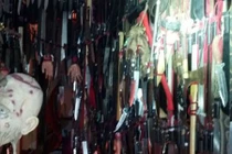 Phụ nữ kỳ dị tàng trữ hàng nghìn lưỡi dao kiếm trong nhà