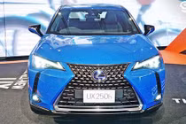 Lexus UX mới giá 1,8 tỷ “đấu” Mercedes-Benz GLA