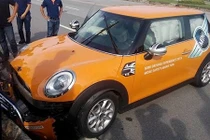 Hà Nội: Lái thử xe sang, khách đâm “bẹp đầu” Mini Cooper