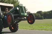 Mục sở thị nông dân Đức lái máy cày "cực hot"