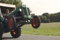 Mục sở thị nông dân Đức lái máy cày "cực hot"