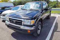 Hơn 200 đại lý ôtô tranh giành mua Toyota Tacoma cũ 23 năm tuổi