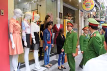 Mục kích công an Hà Nội ra quân lấy lại vỉa hè