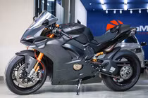 Dân chơi Sài Gòn chi 800 triệu độ Ducati V4 S thành V4 R