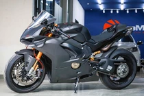 Dân chơi Sài Gòn chi 800 triệu độ Ducati V4 S thành V4 R