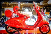 Xe ga Vespa 946 Red "chốt giá" 405 triệu tại Việt Nam
