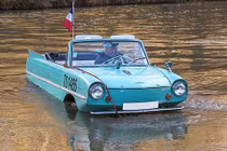 Xe lội nước Amphicar giá chỉ 237 triệu đồng cho mùa lũ 