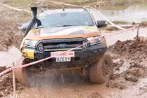 Dân chơi 3 miền rủ nhau ra vịnh Hạ Long phá xe bán tải