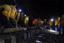 Video: 500 công nhân Trung Quốc xây 30 km đường sắt chỉ mất 3,5 giờ