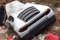 Siêu xe Lamborghini Huracan nằm trên bãi rác