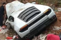 Siêu xe Lamborghini Huracan nằm trên bãi rác