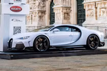 Màu sơn Bugatti Chiron đắt ngang siêu xe Lamborghini Huracan "đập hộp"