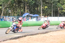 Xem "xế nổ" Honda rượt đuổi nhau trên từng mét đất