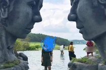 Thiếu nữ thản nhiên "đi bậy" ở hồ Vô Cực tại Đà Lạt