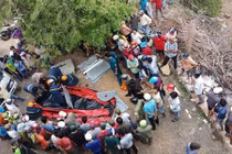 Mâu thuẫn khi chở bạn gái đi chơi, chàng trai bất ngờ nhảy cầu tự vẫn