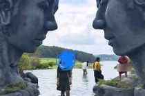 Thiếu nữ thản nhiên "đi bậy" ở hồ Vô Cực tại Đà Lạt