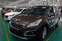 Làn sóng xe ôtô nội giảm giá “đấu” xe nhập khẩu