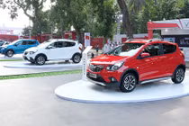 Dàn ôtô, xe máy điện Vinfast ra mắt với giá... rẻ 