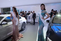 Hoa hậu - siêu mẫu Âu, Á đọ dáng tại VIMS 2015 ở Hà Nội