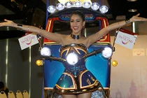 Hoa hậu Thái "lái" xe Tuk Tuk lên sàn Hoa hậu hoàn vũ