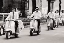 Dàn ôtô, xe máy cổ “sang chảnh” trên phố Sài Gòn