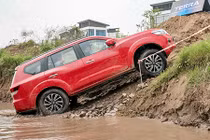 Cầm lái SUV Nissan Terra giá từ 988 triệu đồng tại HN