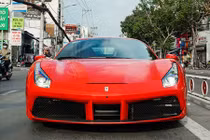 Siêu xe Ferrari của Tuấn Hưng lăn bánh tại Sài Gòn