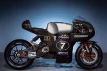 Xem siêu môtô điện chấp môtô chạy xăng 1 mắt